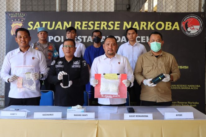 
					Kasat Narkoba Polresta Banda Aceh, AKP Rajabul didampingi PGS Airport Security Departement Head, Vovo Kristanto saat menggelar konferensi pers terkait penangkapan MA (24) warga Desa Blang Geuleudieng, Kecamatan Padang Tiji, Pidie, di Bandara saat membawa Sabu. Foto: Dok. Polresta Banda Aceh