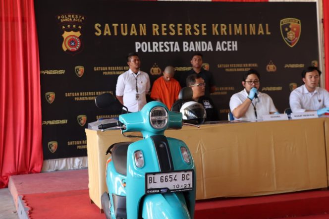 
					Kasat Reskrim, Kompol Fadilah Aditya Pratama menggelar konferensi pers terkait kasus pembunuhan seorang mahasiswa asal Aceh Barat yang terjadi di Gampong Jeulingke, Kecamatan Syiah Kuala, Banda Aceh, Sabtu (19/10/2024) kemarin oleh teman kosnya. Foto: Dok. Polresta Banda Aceh