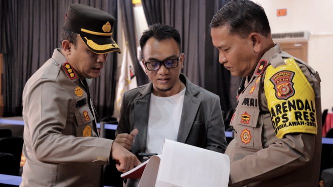 
					Kapolresta Banda Aceh, Kombes Pol Fahmi Irwan Ramli meninjau langsung kesiapan didampingi Ketua KIP, Yusri Razali. Rabu, 30 Oktober 2024. Foto: Dok. Polresta Banda Aceh