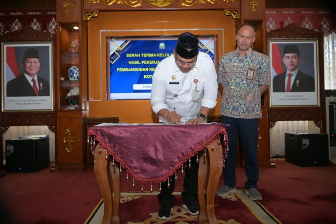 
					Pj Gubernur Aceh Dr, H, Safrizal, ZA, M.Si melakukan penandatanganan Serah Terima Kelola Sementara Hasil Pekerjaan Renovasi Pembangunan Kembali Venue PON XXI/2024, di ruang tengah Meuligoe Gubernur Aceh, Rabu (30/10/2024). Foto: Ist