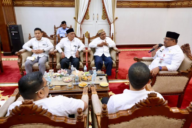 
					Penjabat Gubernur Aceh, Dr. H. Safrizal ZA, menerima Audiensi Forum Kerukunan Umat Beragama, di Pendopo Gubernur Aceh, Rabu, 30 Oktober 2024. Foto: Ist