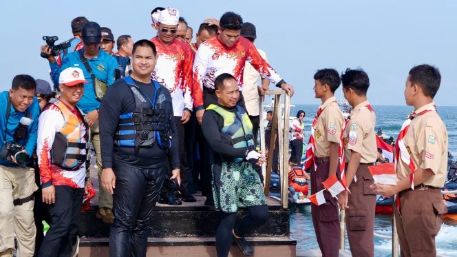 
					Menteri Pemuda dan Olahraga Republik Indonesia (Menpora RI) Dito Ariotedjo, bersama Panglima TNI Agus Subiyanto melalukan konvoi mengendarai jetski ke Pulau Kelor, Kepulauan Seribu. Kegiatan ini dalam rangka Jetski Event Panglima TNI Cup untuk memeriahkan Hari Ulang Tahun (HUT) Ke-79 Tentara Nasional Indonesia (TNI) Tahun 2024.(foto:gilang/kemenpora go id)