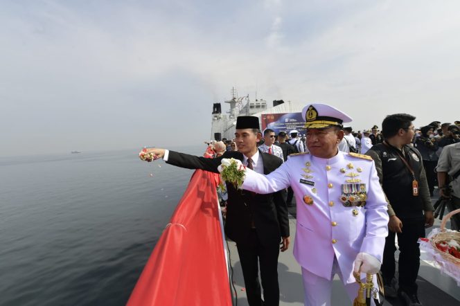 
					Mewakili Menteri Pemuda dan Olahraga Republik Indonesia (Menpora RI) Dito Ariotedjo, Deputi Bidang Pemberdayaan Pemuda Kemenpora, Asrorun Ni'am Sholeh, mengikuti upacara tabur bunga di laut dalam rangka memperingati Hari Pahlawan Tahun 2024.(foto:bagus/kemenpora.go.id)