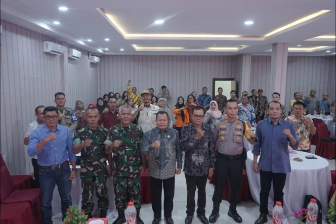 
					Pemerintah Kabupaten Asahan melalui Badan Penanggulangan Bencana Daerah (BPBD) Kabupaten Asahan menggelar sosialisasi Pengembangan Kapasitas Tim Reaksi Cepat (TRC) Penanggulangan Bencana Multisektor Kabupaten Asahan Tahun 2024 di Balroom Lantai 2 Hotel Antariksa Kisaran, Kamis (07/11/2024). Foto: Pemkab Asahan