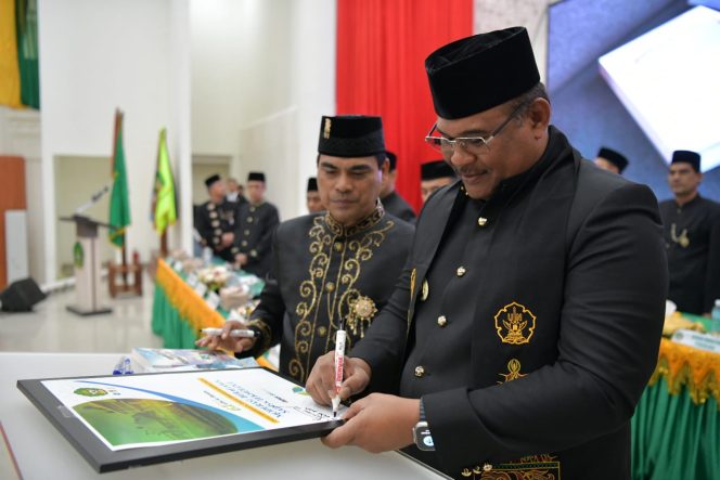 
					Penjabat Gubernur Aceh, Safrizal ZA, M.Si, menghadiri dan menyampaikan sambutan, Launching Buku, Penyerahan Santunan Anak Yatim dan Menerima Anugerah pada Milad ke-61 UIN Ar-Raniry yang digelar di Auditorium Ali Hasjmy, Banda Aceh, Kamis (31/10/2024). Foto: Ist