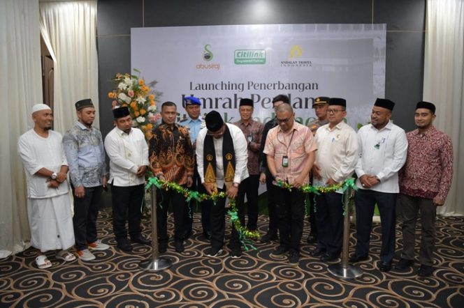 
					Pj. Gubernur Aceh, Dr. Safrizal, ZA. M. Si Bersama Pj. Bupati Aceh Besar, Muhammad Iswanto Menyampaikan Sambutan Sekaligus Meresmikan Launching Penerbangan Jamaah Umrah Perdana Citilink Indonesia Via Aceh, VVIP Bandara Sultan Iskandar Muda, Blang Bintang, Aceh Besar, Jumat, 1 November 2024. Foto: Ist