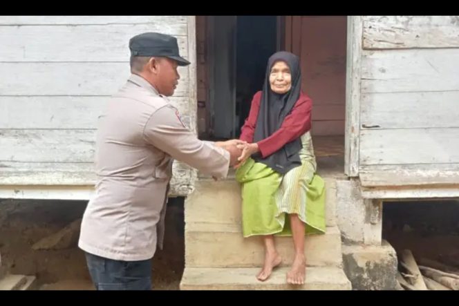 
					Menjelang Pilkada, Personel Bhabinkamtibmas Polsek Woyla Polres Aceh Barat Bripka Muslim laksanakan patroli Door To Door System (DDS) dan cooling system di Gampong Lueng Jawa, Kecamatan Woyla, Kabupaten Aceh Barat. Jum’at (01/11/2024) Pukul 14.15 Wib. Foto: Dok. Polres Aceh Barat