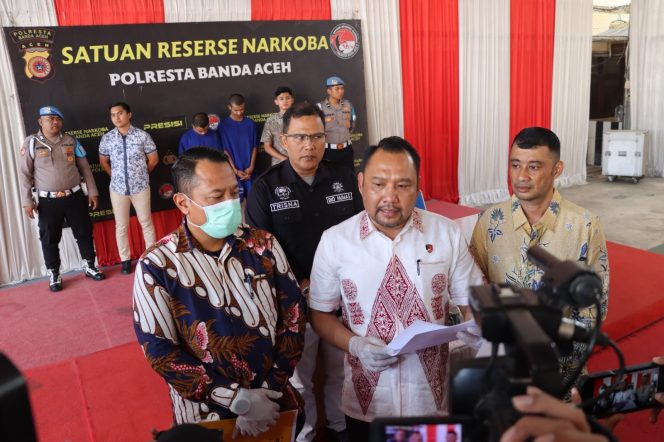 
					Kasat Resnarkoba Polresta Banda Aceh, AKP Rajabul Asra di Banda Aceh, di depan para wartawan usai menggelar konferensi pers, pada Jumat, 1 November 2024. Foto: Dok. Polresta Banda Aceh