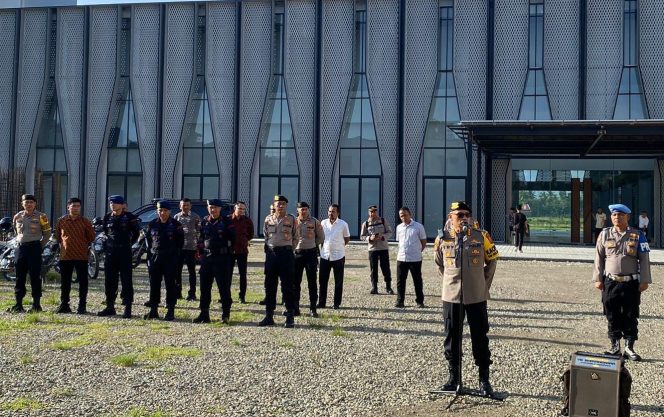 
					Personel Kepolisian Daerah (Polda) Aceh mengerahkan 350 personel untuk mengamankan jalannya debat kedua pasangan calon gubernur (cagub) dan calon wakil gubernur (cawagub) Aceh yang akan digelar Ballroom The Pade Hotel Banda Aceh, pada Jumat malam, 1 November 2024. Foto: Dok. Polda Aceh