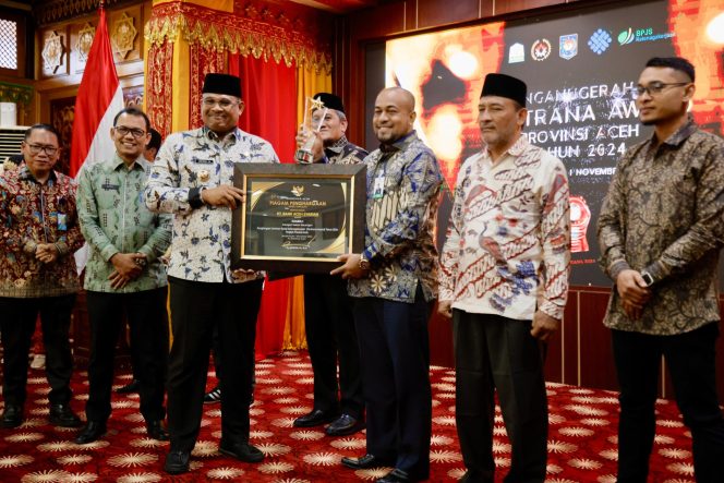 
					Pj Gubernur Aceh Dr, H. Safrizal, ZA, M.Si memberi sambutan sekaligus menyerahkan  Piagam Penghargaan Paritrana Award Tahun 2024 di pendopo Gubernur Aceh. Jumat, 1 November 2024. Foto: Ist