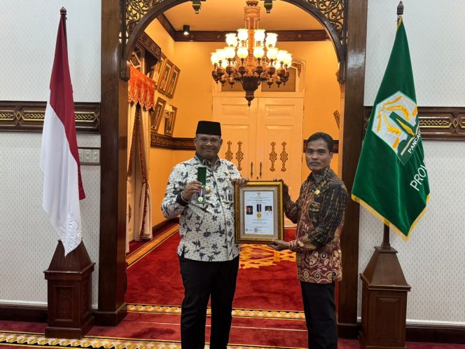 
					Pj Gubernur Aceh, Dr. H. Safrizal ZA, M. Si, menerima penghargaan dari Menteri Desa Pembangunan Daerah Tertinggal dan Transmigrasi (Mendes PDTT) RI atas komitmen dan keberhasilannya membina desa wisata yang ada di Aceh hingga menjadi juara pada lomba desa wisata nusantara Tahun 2024. Foto: Ist