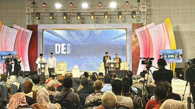 
					Debat kedua pasangan calon gubernur (cagub) dan calon wakil gubernur (cawagub) Aceh berjalan aman dan tertib. Debat itu sendiri digelar di Ballroom The Pade Hotel Banda Aceh, pada Jumat malam, 1 November 2024. Foto: Dok. Polda Aceh