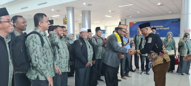 
					Ketua Rombongan Kafilah MTQ Korpri VII Aceh Prof Armiadi Musa, dipakaikan Lawung atau Kupiah khas Palangka Raya, pada upacara penyambutan Kafilah Aceh, di Bandara Tjilik Riwut, Sabtu, 2 November 2024. Foto: Ist