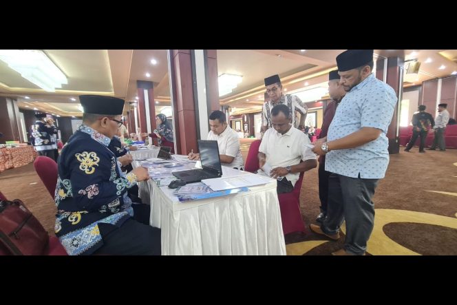 
					Sekretaris Kafilah Aceh melakukan pendaftaran ulang Kafilah Aceh dan meninjau venue cabang lomba yang digelar di sejumlah aula Satuan Kerja Perangkat Daerah setempat, Minggu (3/11/2024). Foto: Ist