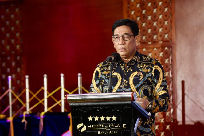 
					Plt Sekretaris Daerah Aceh, Drs. Muhammad Diwarsyah, M,Si, atas nama Gubernur Aceh, memberi sambutan sekaligus membuka acara Musda ke XI Ikatan Bidan Indonesia (IBI) Provinsi Aceh, di Hotel Hermes Palace, Minggu, 3 November 2024. Foto: Ist