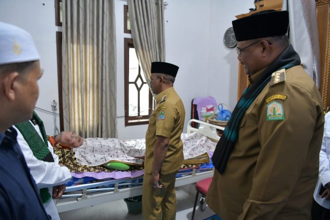 
					Pj Gubernur Aceh Dr. H. Safrizal ZA, M.Si, bersama membesuk Pimpinan Dayah Budi Mesja  Lamno, Abah Asnawi yang terbaring sakit di rumahnya di Gampong Janguet, Kecamatan Jaya, Kabupaten Aceh Jaya, Senin, (4/11/2024). Foto: Ist