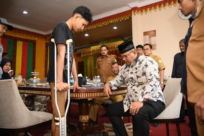 
					Pj Gubernur Aceh, Dr. H. Safrizal ZA, serahkan kaki palsu untuk Guntur, remaja 14 tahun, agar bisa beraktivitas lebih leluasa. Foto: Ist