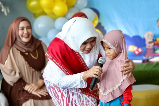 
					Bunda Literasi Aceh, Hj. Safriati, S.Si, M.Si didampingi Ketua DWP Aceh, Dra. Sukmawati, berintaraksi dan berbagi cerita dengan Murid Paud di ruang baca anak Perpustakaan Wilayah Aceh, Selasa, 5 November 2024. Foto: Ist