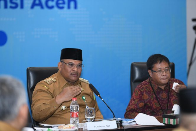 
					Pj Gubernur Aceh, Dr. H. Safrizal ZA, M.Si, memaparkan strategi pengendalian inflasi dan pertumbuhan ekonomi dalam pertemuan Tim Pengendali Inflasi Daerah (TPID) dan Tim Percepatan dan Perluasan Digitalisasi Daerah (TP2DD) Provinsi Aceh, di Ballroom The Pade Hotel, Selasa, (5/11/2024). Foto: Ist