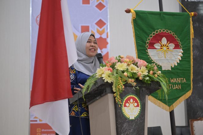 
					Plt. Ketua Dharmawanita Persatuan Aceh, Dra. Sukamwati menutup lomba Senam Kesehatan Jasmani dalam rangka HUT DWP Aceh, ke 25 di aula DWP Aceh Banda Aceh, Selasa, 5 November 2024. Foto: Ist