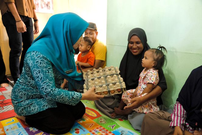 
					Pj Ketua Tim Penggerak PKK Aceh, Hj. Safriati, menyerahkan bantuan berupa telur kepada masyarakat Gampong Balohan Kecamatan Sukajaya Kota Sabang, Rabu 6/11/2024. Bantuan itu diserahkan dalam rangka mendukung upaya masyarakat dalam pemberantasan stunting. Foto: Ist