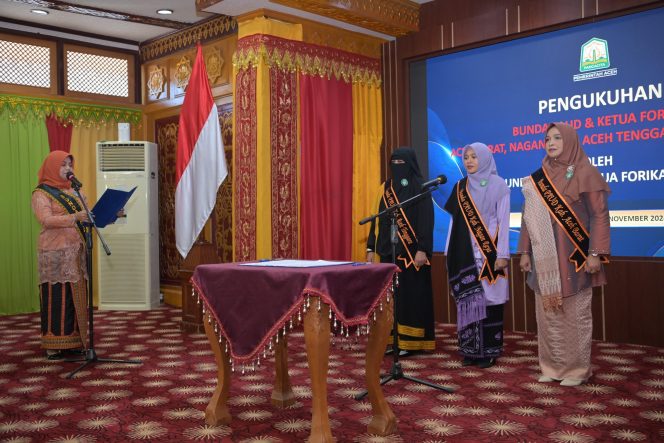 
					Bunda PAUD Aceh, Hj. Safriati,S.Si, M.Si mengukuhkan Bunda PAUD dan Ketua Forum Peningkatan Konsumsi Ikan (Forikan), di Pendopo Gubernur Aceh, Kamis, 7 November 2024. Foto: Ist