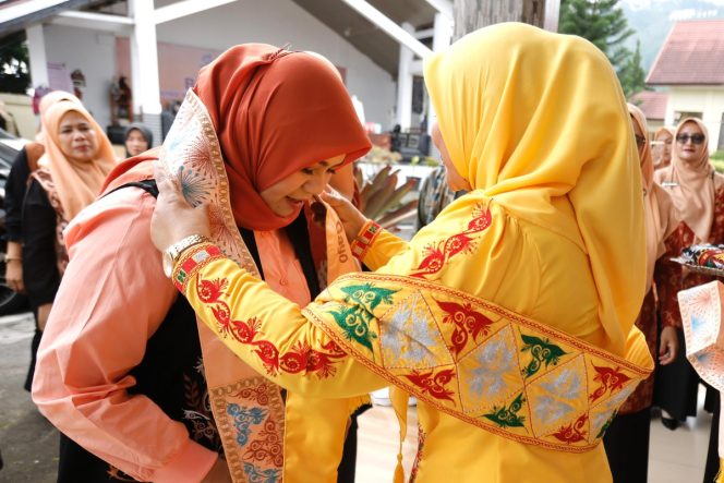 
					Penasehat Dharma Wanita Persatuan (DWP) Aceh Hj. Safriati, sekaligus Ketua DWP Ditjen Bina Adwil Kemendagri memberi sambutan dalam kunjungan kerja rombongan pengurus DWP Ditjen Bina Adwil Kemendagri ke Takengon, di Pendopo Bupati Aceh Tengah, Jumat, (8/11/2024). Foto: Ist