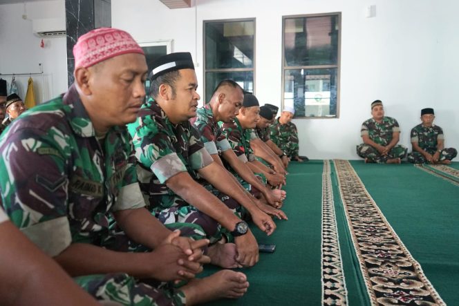 
					Dalam rangka memperingati hari pahlawan tepatnya pada 10 November 2024, Kodim 0103/Aceh Utara menggelar doa bersama yang berlangsung di Mushola An-nur Kodim setempat, Gampong Jawa Lama, Kecamatan Banda Sakti Kota Lhokseumawe, Jumat (08/11/2024). Foto: Dok. Pendim 0103/Aceh Utara