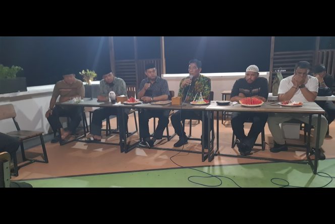 
					Pelaksana Tugas Sekretaris Daerah Aceh Muhammad Diwarsyah, bersama Istri Sukmawati, yang juga menjabat sebagai Ketua Dharma Wanita Persatuan Aceh, berkunjung dan memberi semangat kepada Kafilah Aceh, yang mengikuti MTQ Korpri VII Nasional Palangka Raya, di T'Tara Coffee Aceh, Jum'at (8/11/2024) malam. Foto: Ist