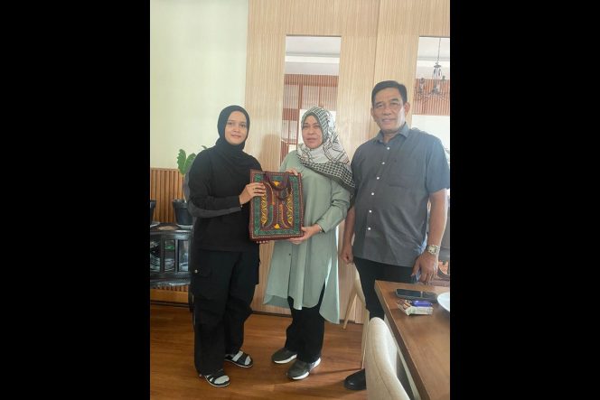 
					Pelaksana Tugas Sekretaris Daerah Aceh Muhammad Diwarsyah, bersama Istri Sukmawati yang juga menjabat Ketua Dharma Wanita Persatuan Aceh, bertukar Cinderamata dengan Sekretaris Dinas Pendidikan Provinsi Kalimantan Tengah Safruddin, di La’Sarai Cafe and Resto, Sabtu (9/11/2024) malam. Foto: Ist