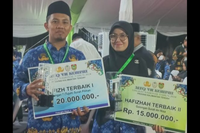 
					Tasyukur berfoto bersama sang istri Yuniar, usai menerima hadiah sebagai Terbaik 1 dan Terbaik 2, pada penutupan MTQ Korpri VII Nasional, di Lapangan Upacara Kantor Gubernur Kalimantan Tengah, Sabtu (9/11/2024) malam. Foto: Ist