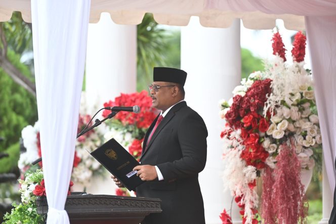 
					Penjabat Gubernur Aceh, Dr. H. Safrizal ZA, M.Si., menjadi inspektur upacara peringatan Hari Pahlawan 2024 di Halaman Kantor Gubernur Aceh, Minggu (10/11/2024). Foto: Ist