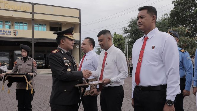 
					Polresta Banda Aceh beri penghargaan Hari Pahlawan 2024 pada sosok inspiratif yang berkontribusi jaga keamanan dan kedamaian masyarakat. Foto: Dok. Polresta Banda Aceh