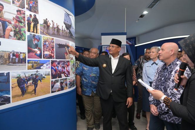 
					Penjabat Gubernur Aceh Dr. H. Safrizal ZA, M.Si., menghadiri pembukaan pameran USAID bertema Kemitraan yang Tangguh, di Museum Tsunami Aceh, Minggu, 10/11/2024. Pameran itu diselenggarakan dalam rangka memperingati 20 tahun kerja sama antara Indonesia dan Amerika Serikat. Foto: Ist