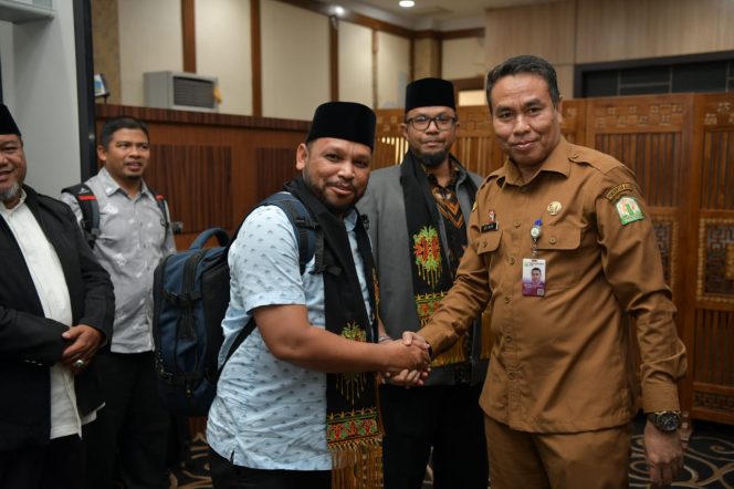 
					Plh Asisten Administrasi Umum Sekda Aceh, Abdul Qahar menjemput kepulangan rombongan MTQ Korpri VII Nasional asal Aceh, di Bandara Sultan Iskandar Muda Aceh Besar, Senin, 11 November 2024. Foto: Ist