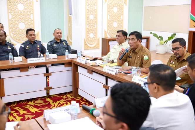 
					Plt Sekretaris Daerah Aceh, Drs. Muhammad Diwarsyah, M,Si, memimpin pertemuan dengan Bawaslu RI, Kemensetneg RI, Kemendagri RI, dn Polri, terkait persiapan pengawasan Pilkada Serentak Tahun 2024 di Aceh, di Ruang Potensi Daerah Setda Aceh, Selasa, 12 November 2024. Foto: Ist