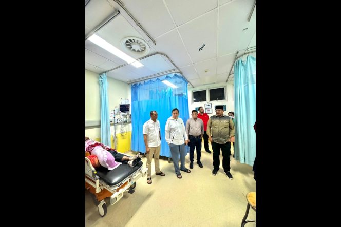 
					Pj Gubernur Aceh, Safrizal, bersama Plt. Sekda Aceh Muhammad Diwarsyah dan Kepala DPMG T Aznal Zahri, menginpeksi Rumah Sakit Umum Daerah Zainoel Abidin (RSUDZA) pada Selasa dini hari, 12 November 2024. Foto: Ist