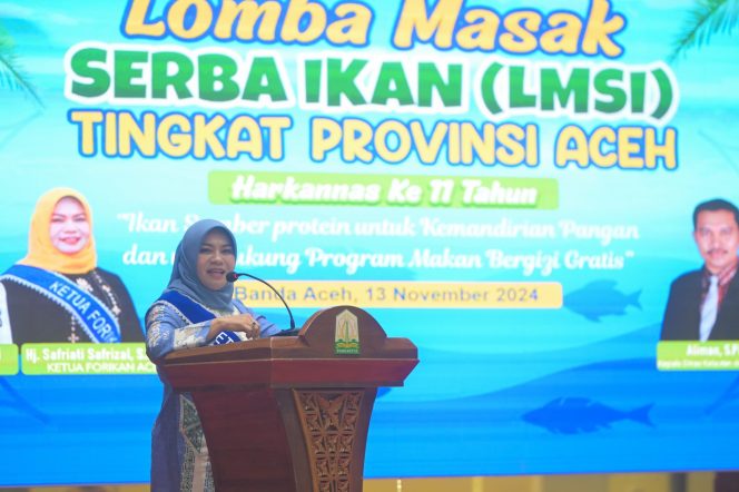 
					Ketua Forum Peningkatan Konsumsi Ikan atau Forikan, Hj. Safriati, S.Si, M.Si, membuka lomba masak serba ikan yang diikuti seluruh pengurus Forikan Kabupaten/Kota, di Anjong Mon Mata Komplek Meuligoe Gubernur, Rabu, (13/11/2024). Foto: Ist