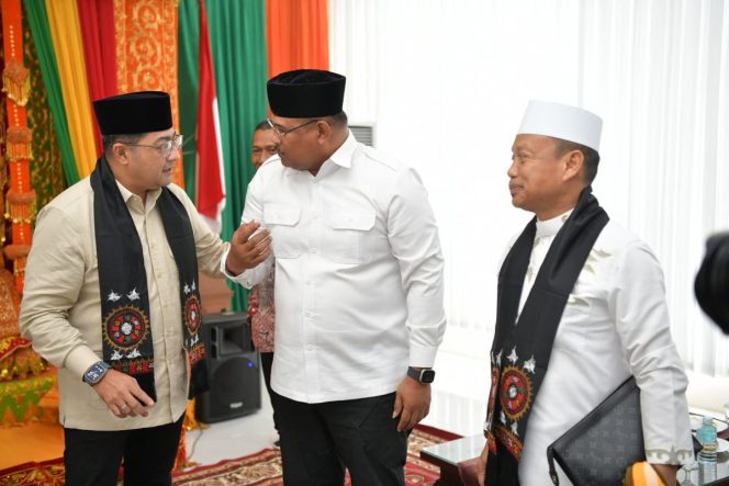 
					Penjabat Gubernur Aceh, Dr. H. Safrizal ZA, M.Si, bersama Pimpinan Forkopimda Aceh lainnya, menjemput kedatangan Menteri Ekonomi Kreatif, Teuku Rifki Harsya, dan Ustadz Das'ad Latif, di Bandara Sultan Iskandar Muda Aceh Besar, Jumat 15/11/2024. Kedatangan Menteri dan dai kondang tersebut ke Aceh dalam rangka Maulid Raya Pemerintah Aceh. Foto: Ist