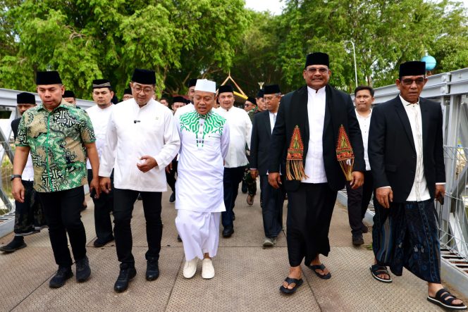 
					Penjabat Gubernur Aceh, Dr. H. Safrizal ZA, M.Si, bersama Menteri Ekonomi Kreatif RI, Teuku Rifki Harsya, bersama Unsur Forkopimda Aceh, PJ Bupati/Walikota dalam perayaan Maulid Raya Pemerintah Aceh yang menghadirkan penceramah, Ustadz Das'ad Latif, di Taman Ratu Safiatuddin Banda Aceh, Jumat, 15 November 2024. Foto: Ist