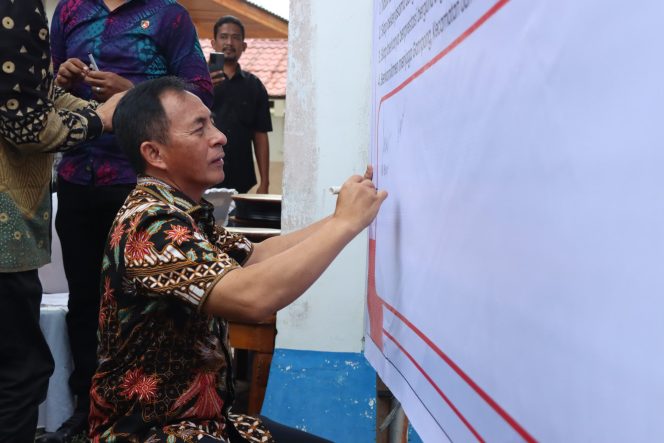 
					Dirresnarkoba Polda Aceh, Kombes Shobarmen menghadiri peluncuran Kampung Bebas Narkoba (KBN) Polres Aceh Besar di Desa Lhieb, Kecamatan Seulimeum, Kabupaten Aceh Besar, Jumat, 15 November 2024. Foto: Dok. Polda Aceh