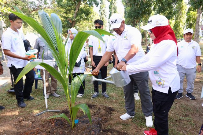 
					Penjabat Gubernur Aceh Dr H Safrizal ZA M Si, bersama Istri Ny. Safriati Safrijal, S.Si, M.Si, melakukan penanaman pohon di sela peringatan Hari Ulang Tahun ke-60 Fakultas Pertanian Universitas Syiah Kuala, di Halaman FP USK, Sabtu (16/11/2024). Foto: Ist