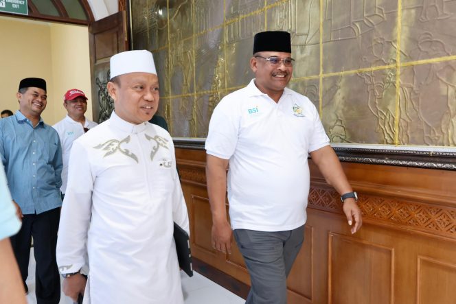 
					Penjabat Gubernur Aceh, Dr. H. Safrizal ZA, M.Si, mengantar kepulanhan Ustadz Das'ad Latif, di Bandara Sultan Internasional Iskandar Muda Aceh Besar, Sabtu (16/11/2024). Foto: Ist