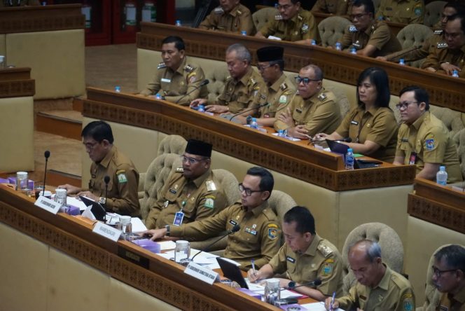 
					Penjabat Gubernur Aceh, Dr. H. Safrizal ZA, M.Si., bersama Wakil Menteri Dalam Negeri (Wamendagri), Bima Arya Sugiarto dan sejumlah Pj Bupati dan Walikota se-Aceh menghadiri Rapat Koordinasi (Rakor) dan Rapat Dengar Pendapat (RDP) bersama Komisi II DPR RI terkait Persiapan dan Kesiapan Pemilihan Kepala Daerah Serentak Tahun 2024 di Ruang Rapat Komisi II Gedung Nusantara DPR RI, Jl. Jendral Gatot Subroto, Senayan, Jakarta Pusat, Senin, 18 November 2024. (Foto: Humas BPPA)