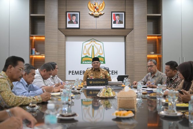 
					Pj Gubernur Aceh, Dr. H. Safrizal ZA, M. Si, memberikan arahan untuk manajemen BPKS Sabang terkait kinerja pengembangan wilayah Sabang, di  ruang rapat Pendopo Gubernur Aceh, Kamis, 21 November 2024. Foto: Ist