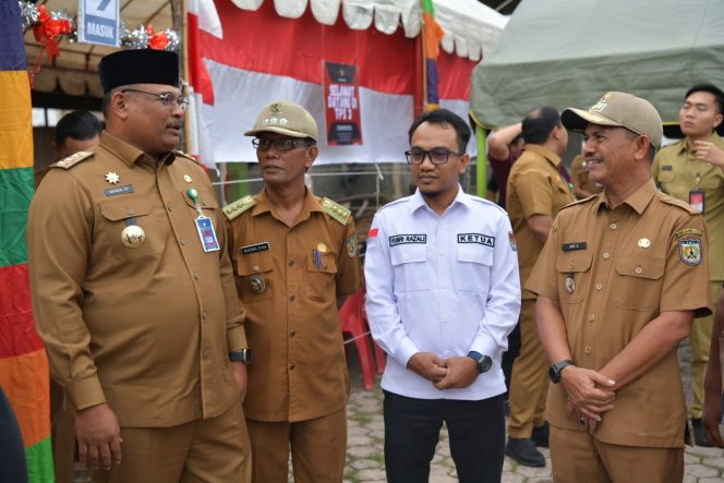 
					Pj. Gubernur Aceh, Dr. Safrizal, ZA. M.Si didampingi Pj. Walikota Banda Aceh, Ade Surya meninjau kesiapan Tempat Pemungutan Suara (TPS) di Gampong Lampaseh Kota, Banda Aceh, Selasa, 26 November 2024. Foto: Ist