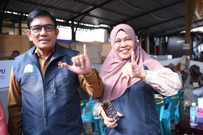 
					Plt Sekda Aceh, Muhammad Diwarsyah, bersama istri mencoblos di TPS 1, di Masjid An-Nur Gampong Ie Masen Kayee Adang, Banda Aceh, Rabu, 27 November 2024. Foto: Ist