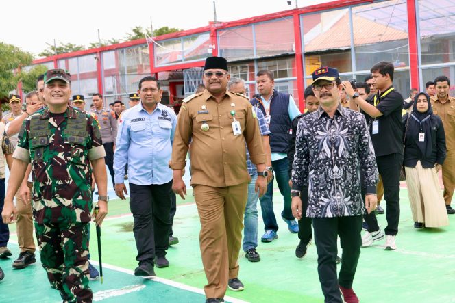 
					Penjabat Gubernur Aceh Dr H Safrizal ZA M.Si, bersama Unsur Forkopimda Aceh, serta PJ Bupati Aceh Besar, meninjau TPS Pemilihan Kepala Daerah (Pilkada) Lansung, di TPS khusus Lapas Lambaro, Aceh Besar, Rabu, 27 November 2024. Foto: Ist