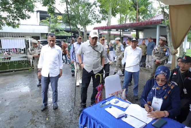 
					Bupati Asahan H. Surya, BSc bersama Forkopimda dan Wakil Bupati Asahan meninjau secara langsung jalannya Pilkada serentak Tahun 2024 di sejumlah Tempat Pemungutan Suara (TPS) di Kabupaten Asahan, Rabu (27/11/2024). Foto: Dok. Pemkab Asahan