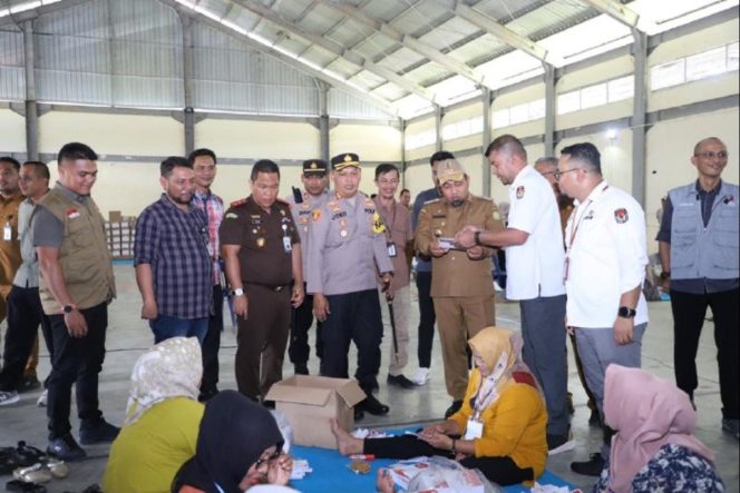 
					Pj Bupati Aceh Besar Muhammad Iswanto S.STP MM bersama unsur Forkopimda sedang meninjau sorlip surat suara Pilkada 2024 di Gudang logistik KIP Aceh Besar, Komplek JSC Kota Jantho, Aceh Besar, Senin (04/11/2024). FOTO/ PROKOPIM PEMKAB ACEH BESAR